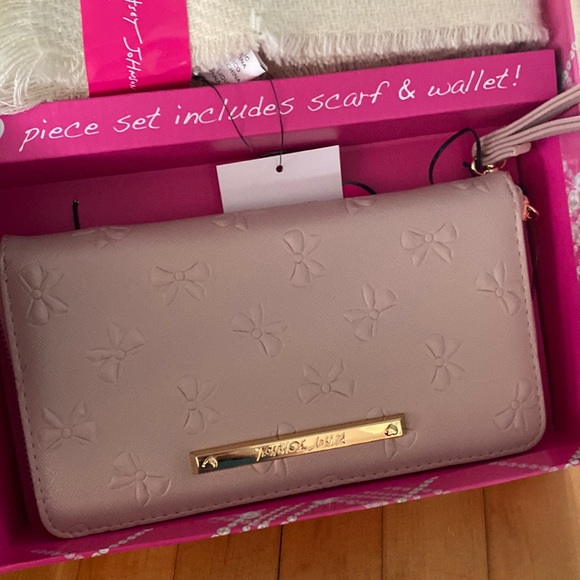 Betsey Johnson Light Pink Bow Embossed Wallet, with Soft, Cozy Cream Sca… - Picture 5 of 13